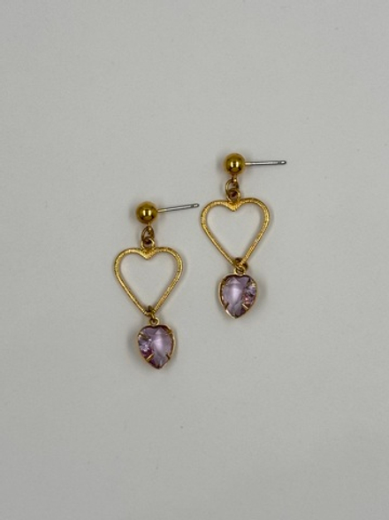 Серьги с подвесками в виде сердец и сиренвыми кристаллами Avon