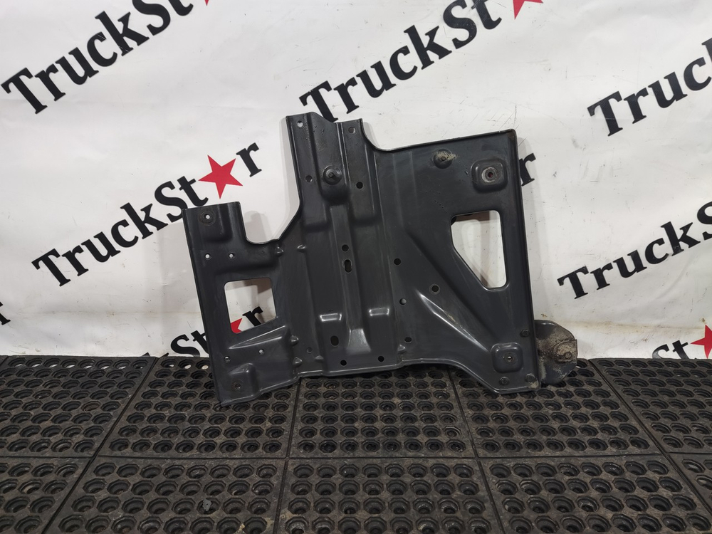 Кронштейн брызговика правого 2020г