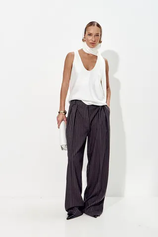 Майка из атласа с глубоким вырезом кремового цвета