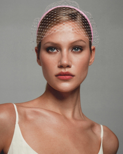 Вуаль укороченная розовая с белыми камнями