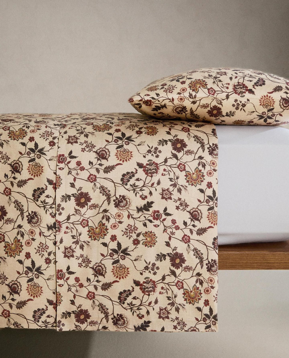 Zara Home - Атласная простыня с цветочным принтом, бежевый, 290x280 см