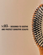 La Bonne Brosse Массажная расческа для волос N 03 Essential Sensitive Scalp Brush - Creamy White