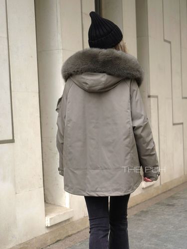 Коричневая укороченная парка с меховым воротником