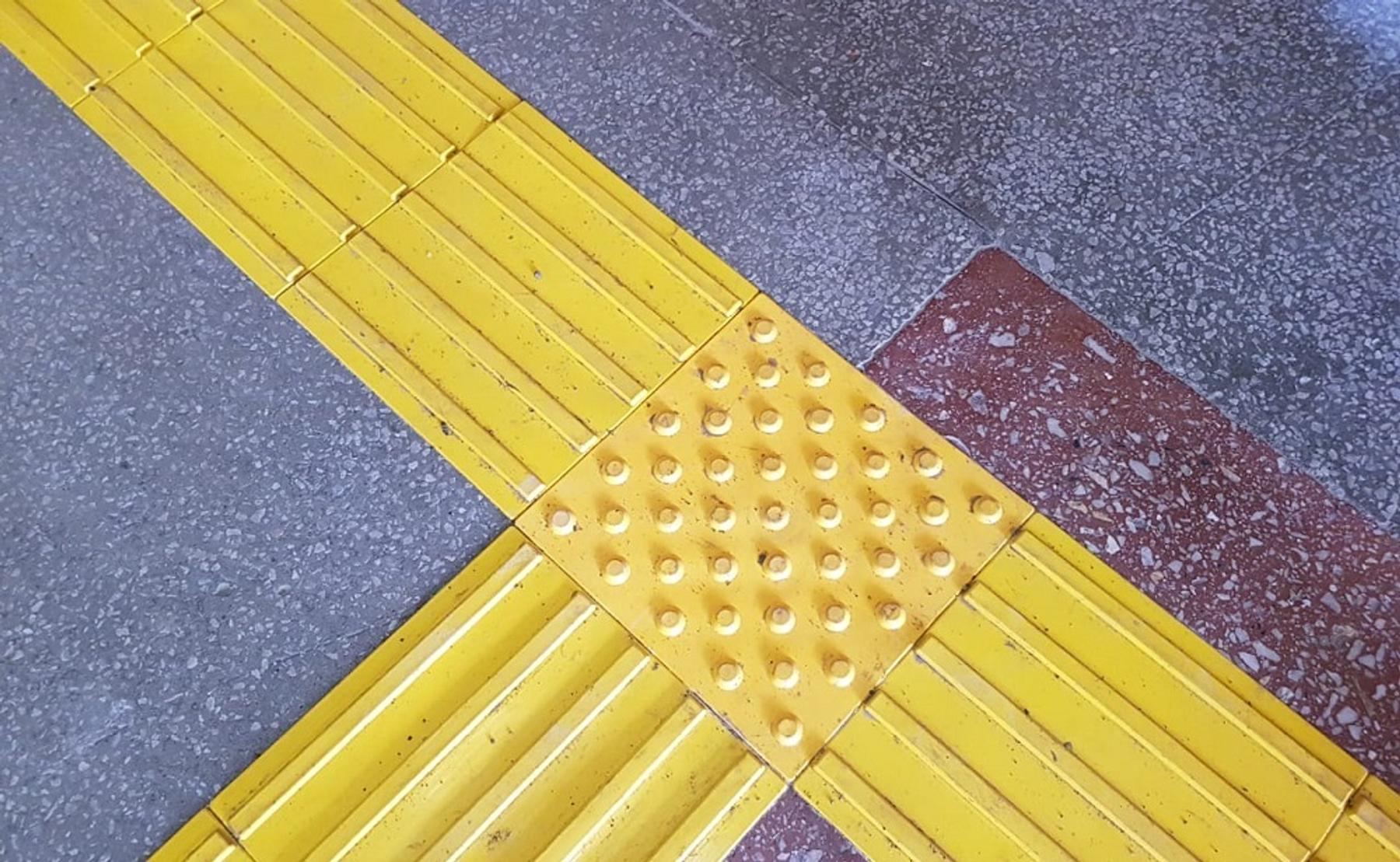 Об особенностях монтажа тактильной плитки из бетона в городской среде