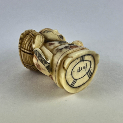 Статуэтка нэцкэ Эбису с корзиной рыбы и персиком