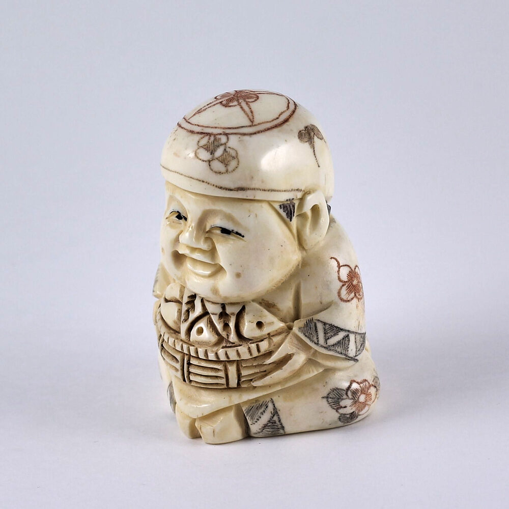 Нэцкэ Ребенок Карако с корзиной рыбы