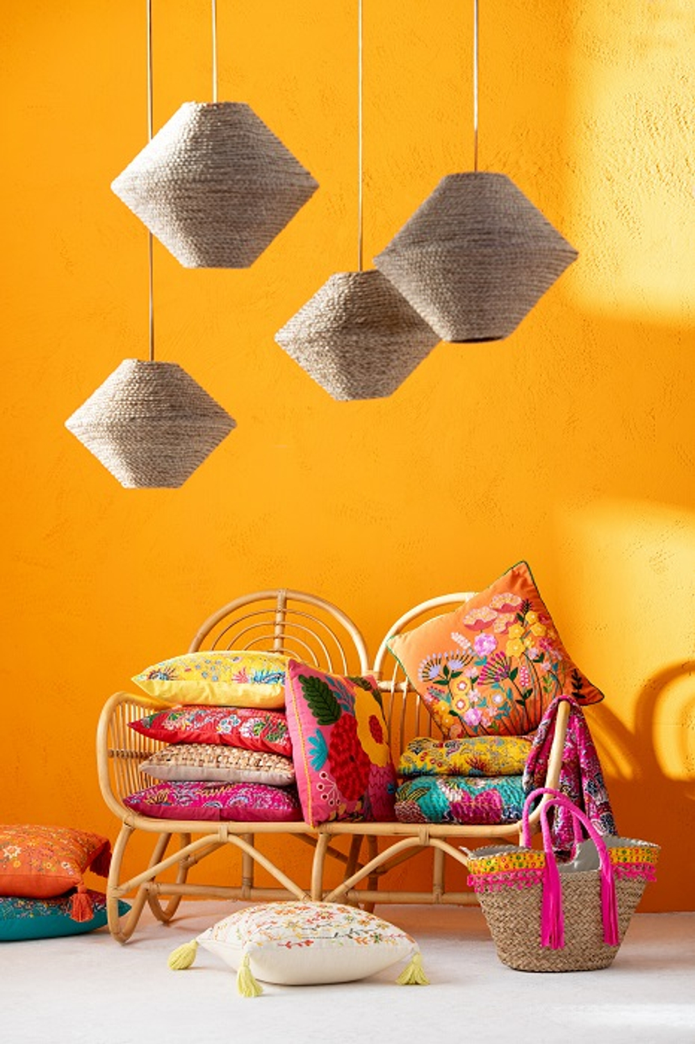 Подушка декоративная "Цветы" 45x45x15см