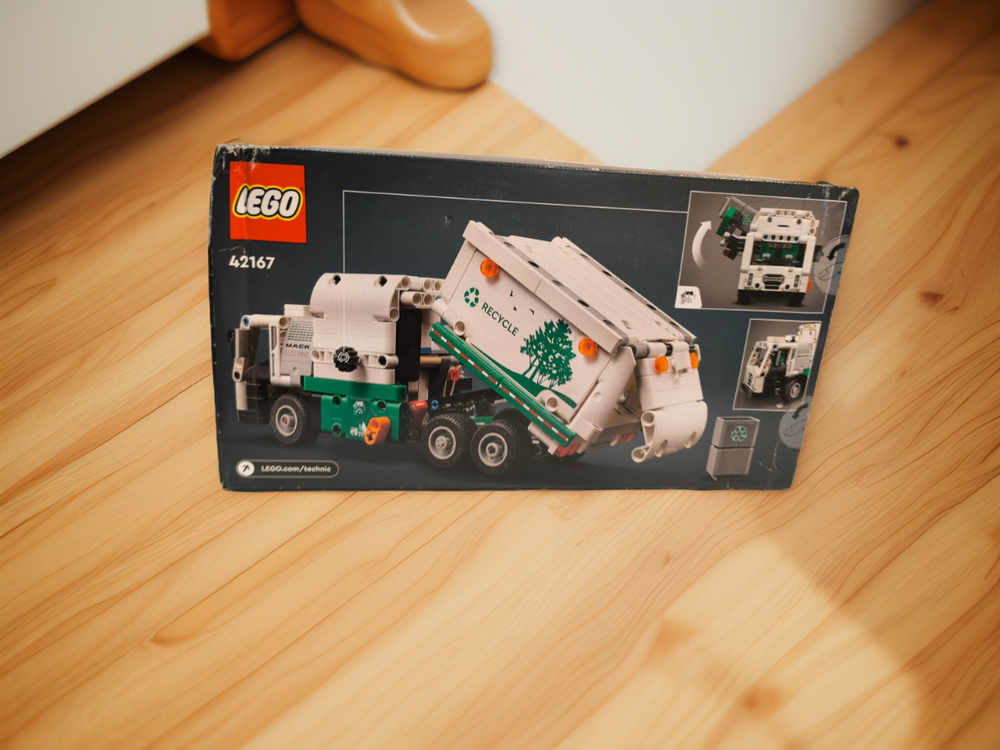 LEGO Technic 42167 Электрический мусоровоз Mack LR — рабочая спецтехника