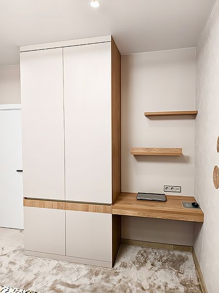 Платяной шкаф без ручек с рабочим местом