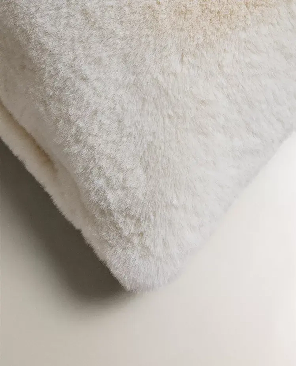 ZARA HOME НАВОЛОЧКА ДЛЯ ДЕКОРАТИВНОЙ ПОДУШКИ ИЗ ИСКУССТВЕННОЙ ШЕРСТИ, ЖЕЛТОВАТО-БЕЛЫЙ