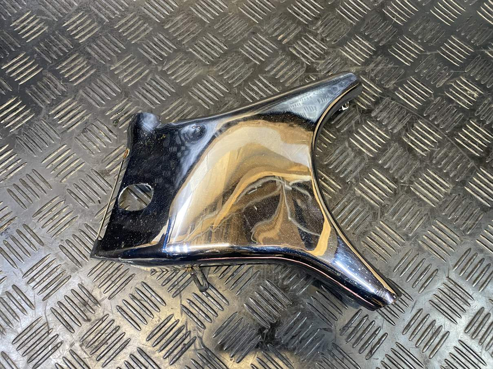 Крышка рамы правая Suzuki Intruder VS750 VR51A