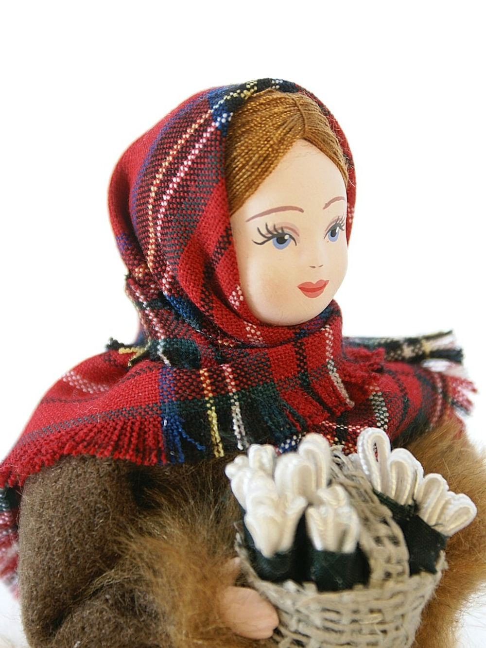 Кукла фарфоровая Девочка с корзиной подснежников