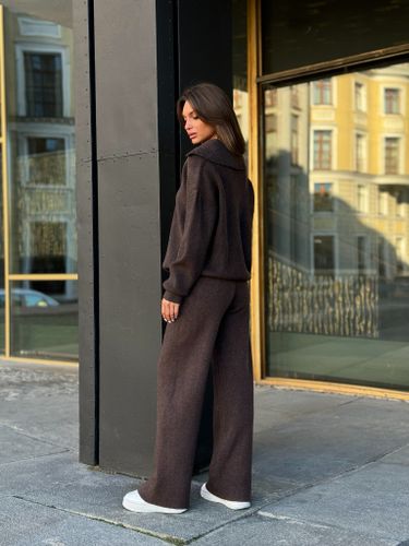 Коричневый трикотажный костюм с воротником-поло