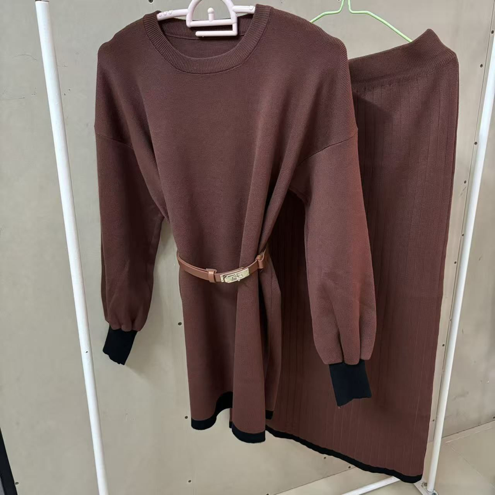 Вязаный женский костюм-двойка: джемпер с ремнем и юбка макси