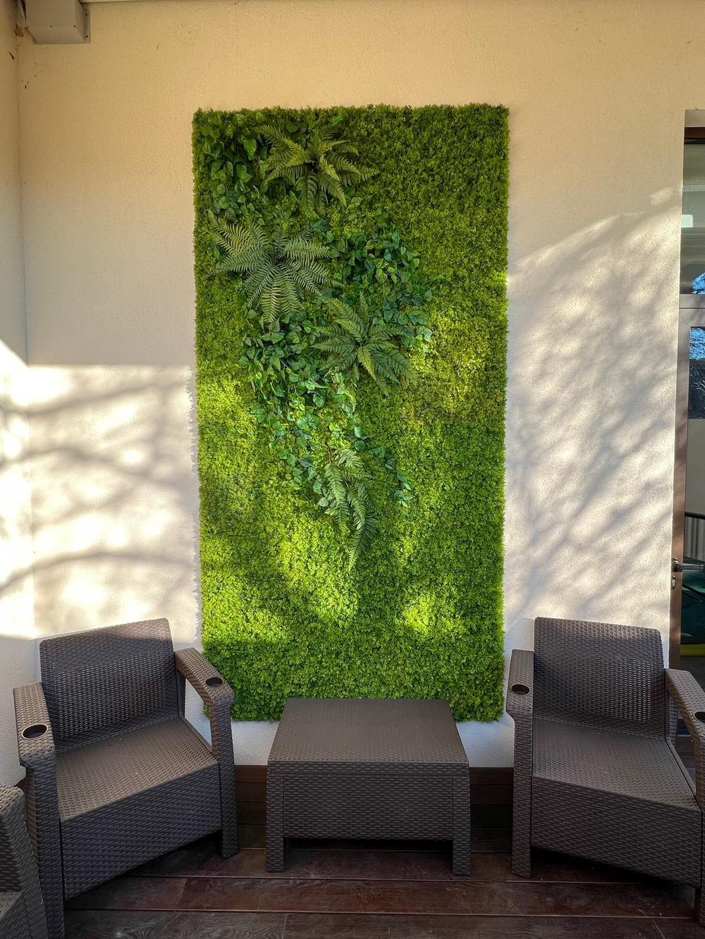 Панно из искусственных растений и мха.