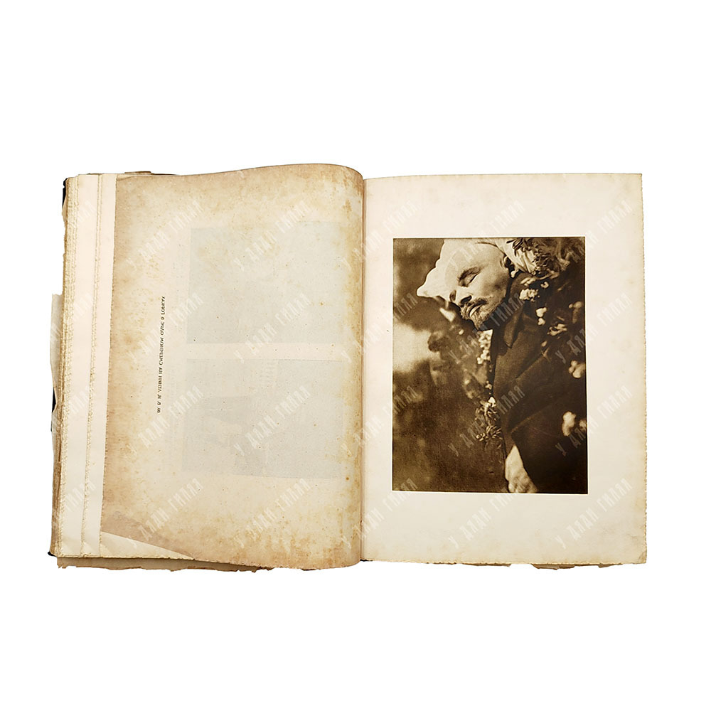 Ленин: Альбом. Сто фотографических снимков / сост. В. Гольцев. М.; Л.: Госиздат, 1927.