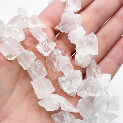 Кварц белый + горный хрусталь, необработанные бусины, размер около 7-12*10-14 мм, цена за отрезок 9-9,5 см (1/4 нити)