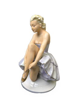 Фарфоровая статуэтка "Балерина надевающая пуанты"