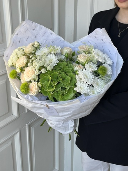 Букет из гортензии, амми, кустовых пионовидных роз, хризантемы и диантусов
