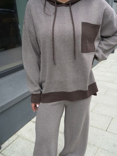 Коричневый трикотажный костюм в полоску