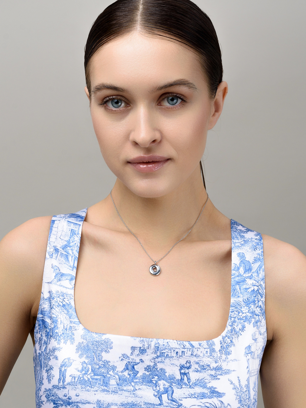 Колье с буквой О