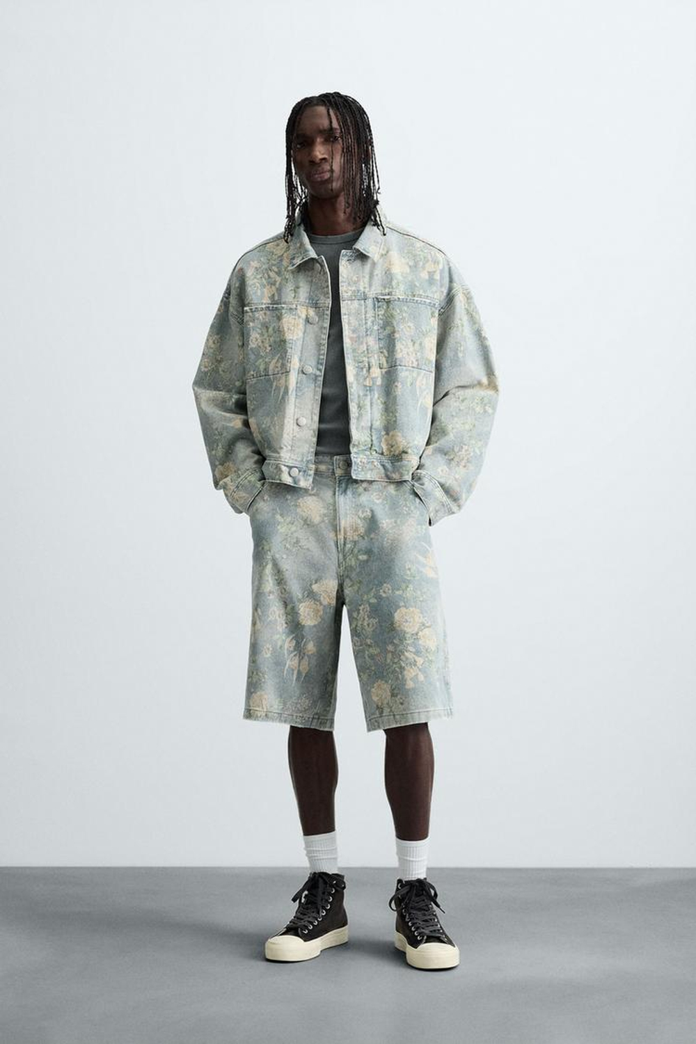 ZARA ДЖИНСОВАЯ КУРТКА С ЦВЕТОЧНЫМ ПРИНТОМ, РАЗНОЦВЕТНЫЙ