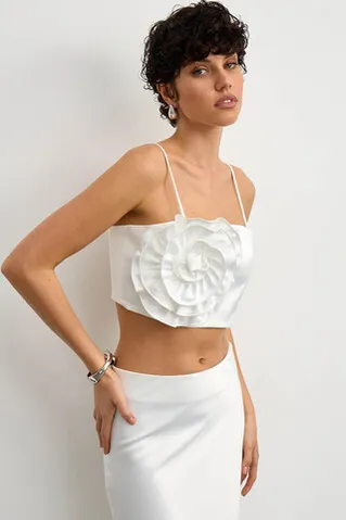 Топ с цветком из атласа кремового цвета