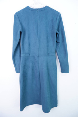 Платье благородного оттенка, визуально на 42 размер