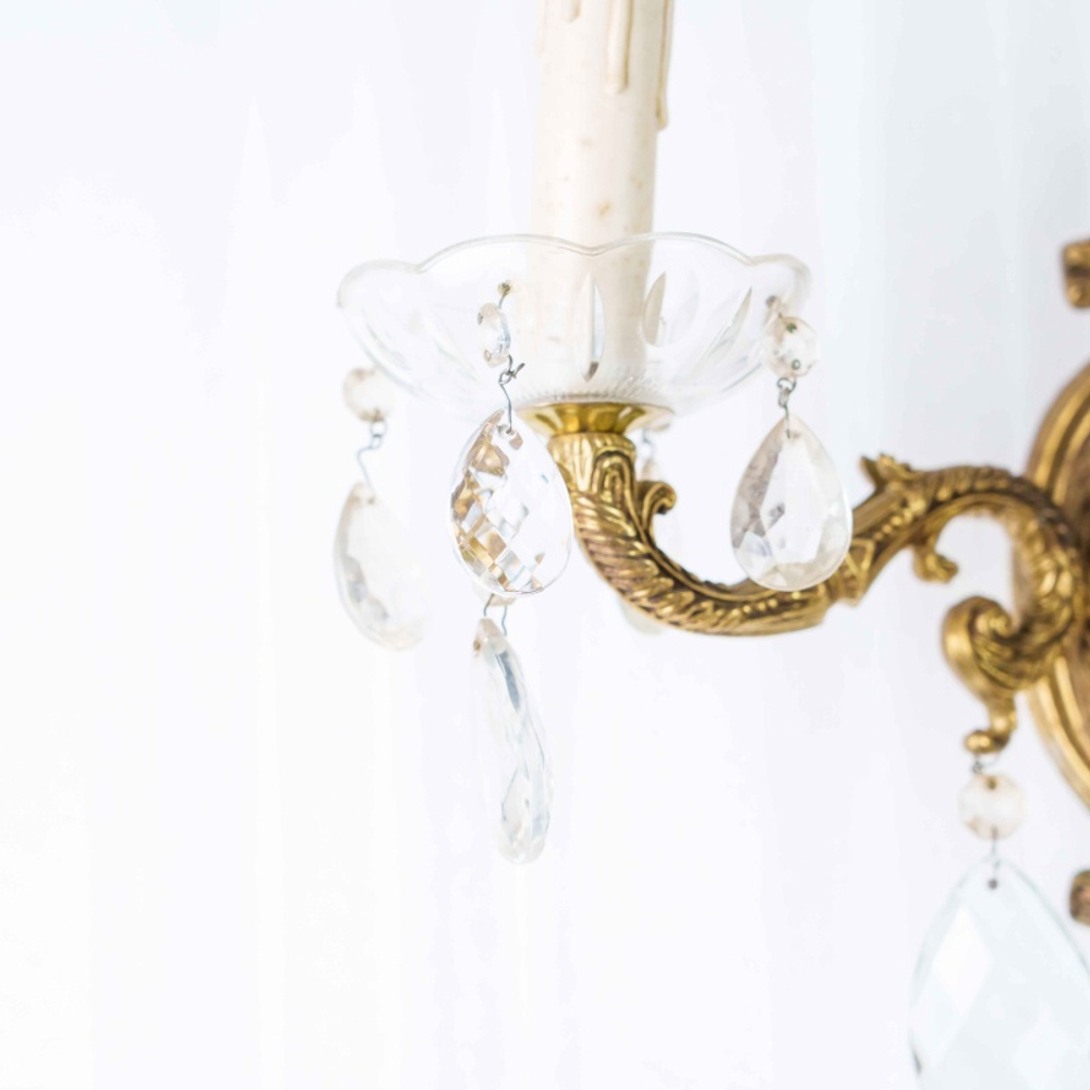 Пара изысканных настенных бра с хрустальными подвесками в стиле Людовика XV