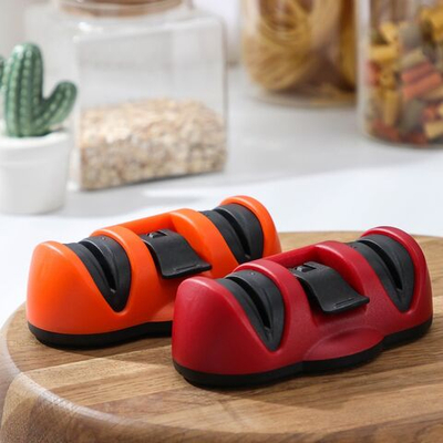 Точилка для ножей Доляна «Профи», 13×7×4,5 см, с полировкой, на присоске, цвет красный (Цвет: не задано)