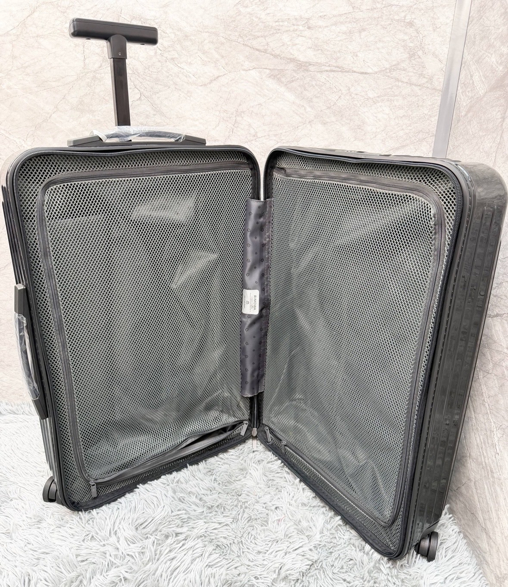 Дорожный чемодан Rimowa Essential Lite