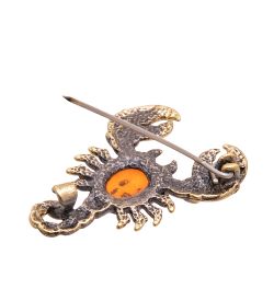 AM-3447 Брошь «Знак Зодиака- Скорпион» (латунь, янтарь)