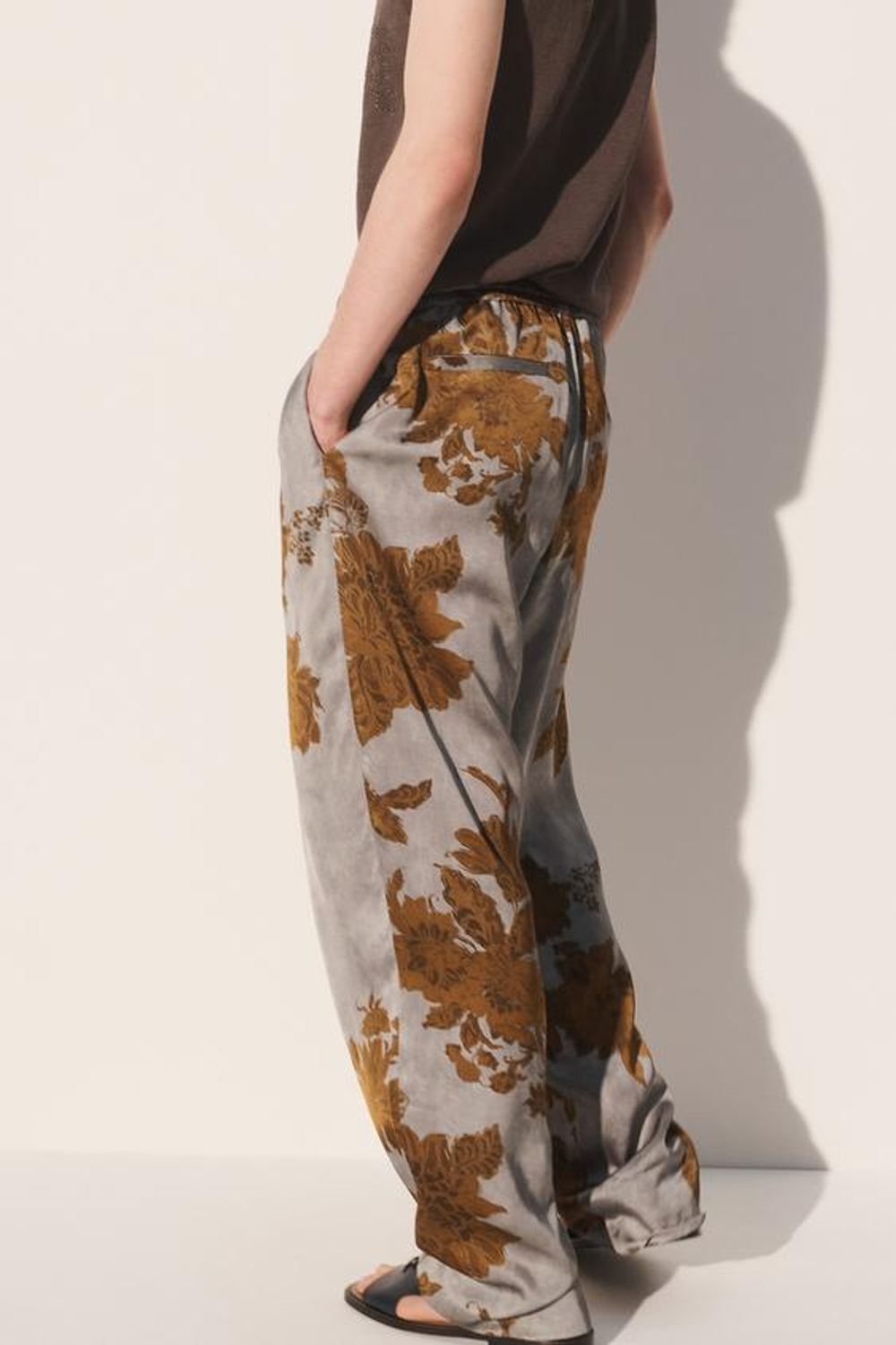 ZARA СТРУЯЩИЕСЯ БРЮКИ С ЦВЕТОЧНЫМ ПРИНТОМ, С ПРИНТОМ