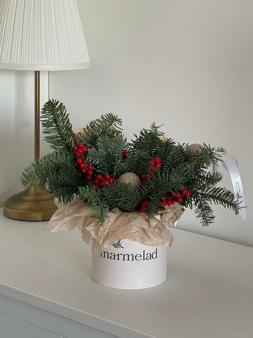 Новогодняя композиция с илексом в коробочке