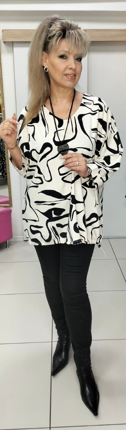 Бело-черный блузон-туника с подвеской