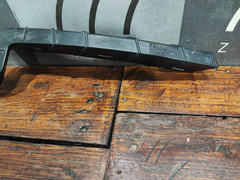 Кронштейн переднего бампера правый Kia Rio 4 (FB) 20-нв Б/У Оригинал 86554H0700