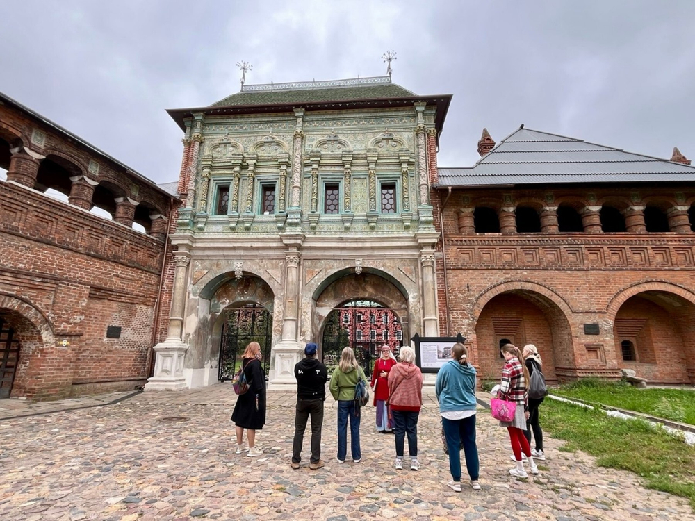 "Крутицкое подворье: жемчужина старой Москвы"- пешеходная групповая экскурсия по Москве.