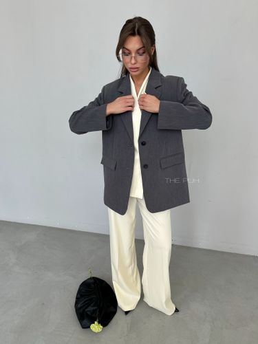 Серый объемный классический жакет