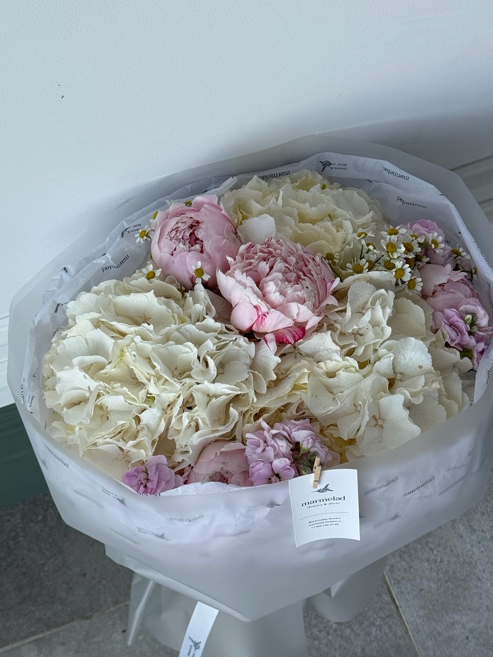 Букет сборный из гортензии, пионов, ромашки и кустовой маттиолы