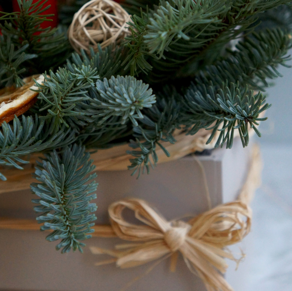 Новогодняя композиция с высокими свечами