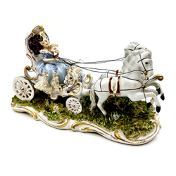 Маленькая повозка, запряжённая лошадьми. Фарфор, круж. фарфор, руч.роспись. Capodimonte. н. ХХ в.