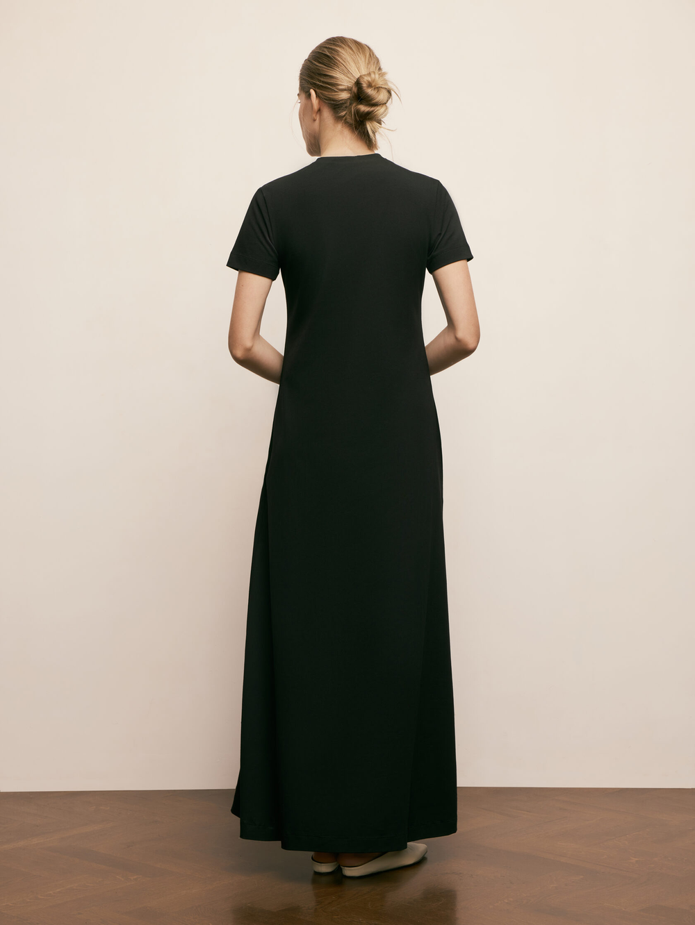 Длинное черное платье с коротким рукавом Pure Essence