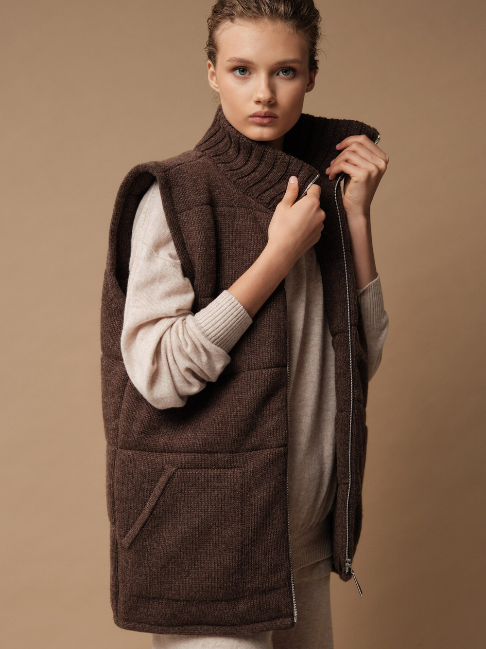 V0442-8100 Жилет шоколадный dbr