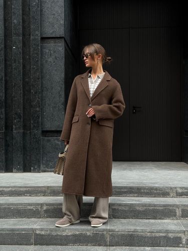 Длинное коричневое пальто из шерсти