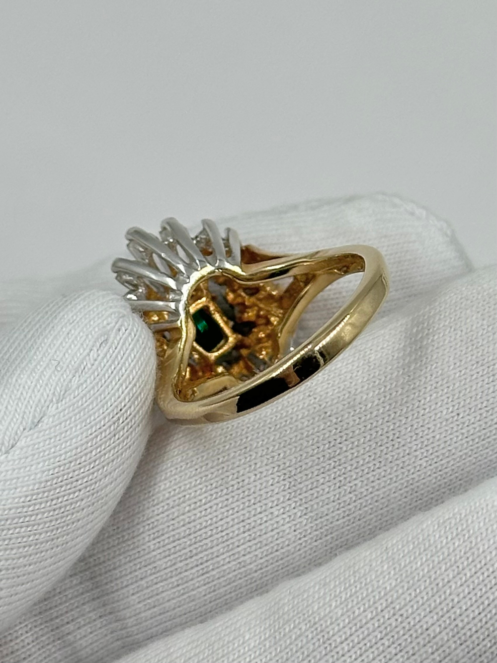 Кольцо с зелёным кристаллом