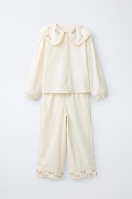 ZARA ПИЖАМА С ВЫШИТЫМИ ЦВЕТАМИ, ЭКРЮ