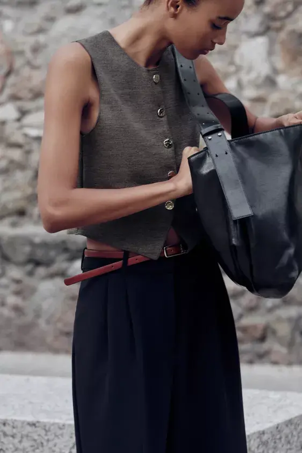 ZARA ЖИЛЕТ ИЗ ЭЛАСТИЧНОГО ТРИКОТАЖА С ПУГОВИЦАМИ, КОРИЧНЕВАТЫЙ