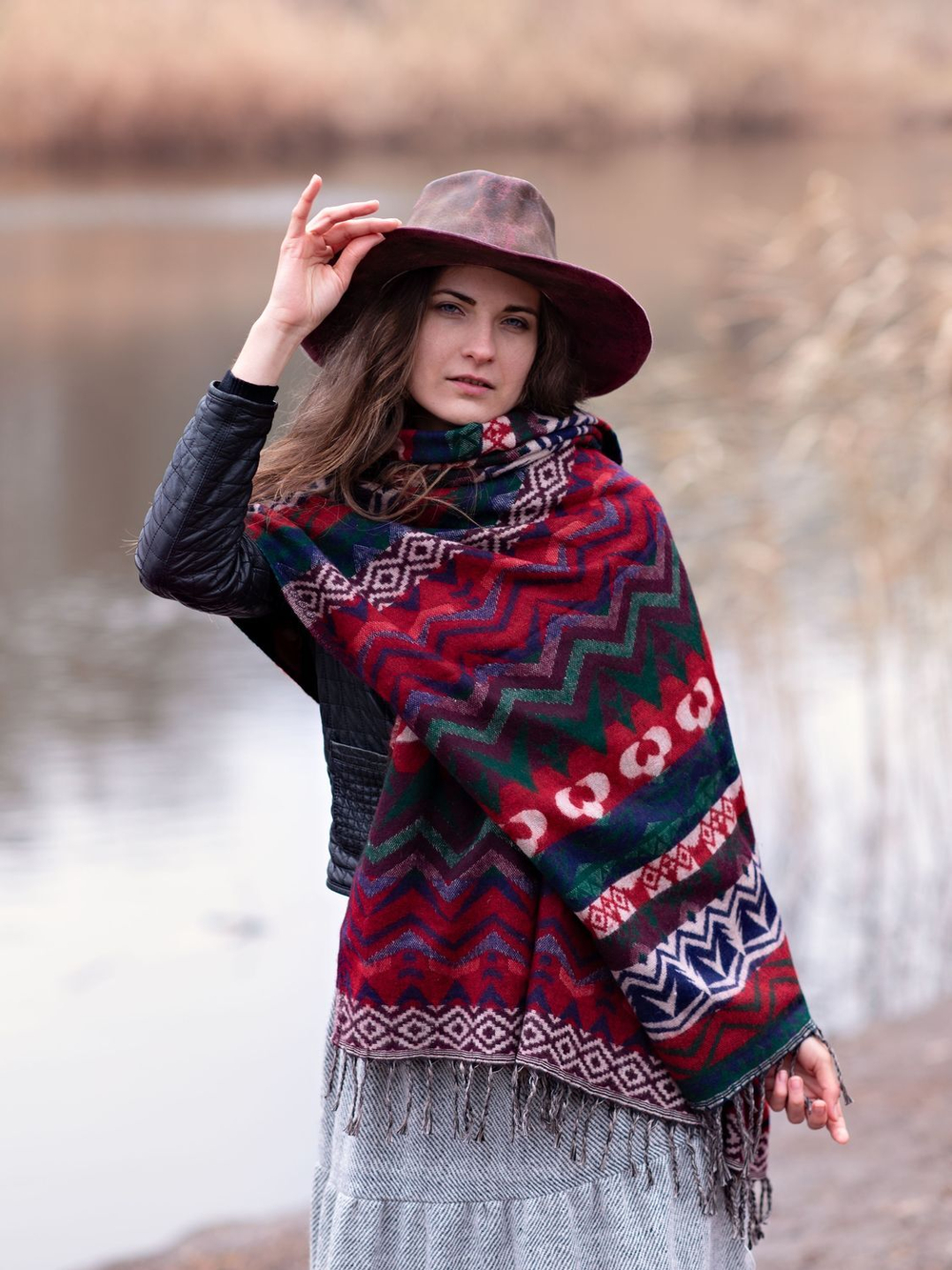 Шерстяной палантин с этно орнаментом