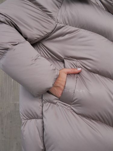 Серый дутый пуховик с капюшоном