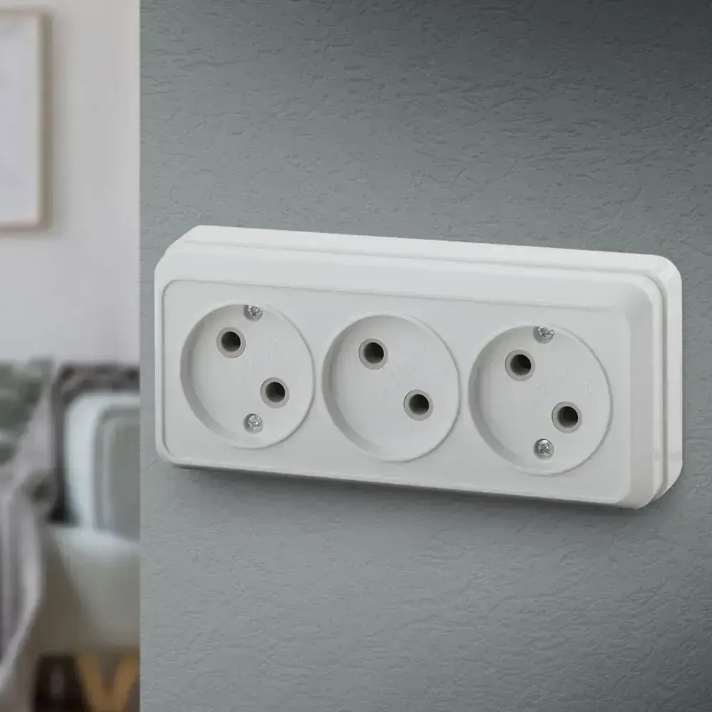 Розетка Intro Quadro 2-205-01 без заземления трехместная 3х2P 16А-250В IP20 открытой установки белая